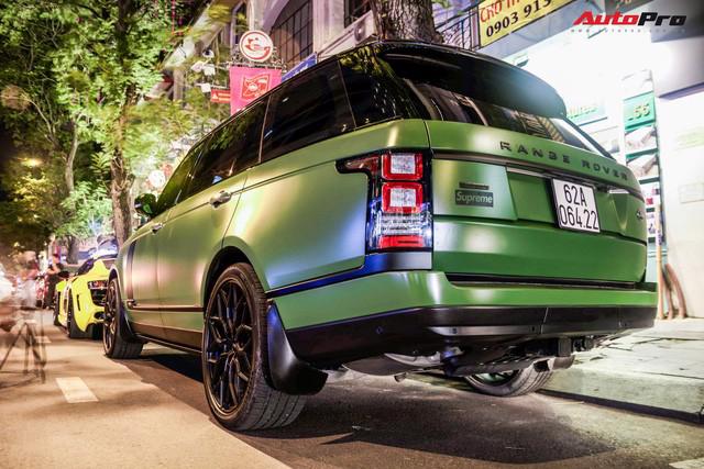 Chi tiết được thay đổi thứ hai chính là màu sơn của xe. Chủ nhân của chiếc SUV này đã chuyển sang màu sơn xanh lá mờ khá độc đáo và hiếm thấy trên các mẫu Range Rover tại Việt Nam.