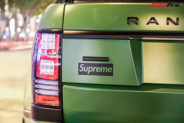 Các chi tiết như tên xe, logo,... xung quanh xe vốn có màu bạc cũng đã được chuyển sang tông màu đen nhằm tạo nên sự tương phản với màu sơn xanh lá mờ.