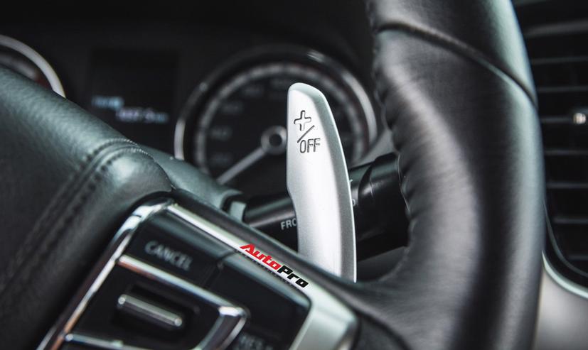 Vô-lăng mới với hàng loạt nút bấm tiện nghi và 2 lẫy chuyển số gắn cố định vào cột lái chính là điểm nhất lớn nhất của Triton thế hệ này.