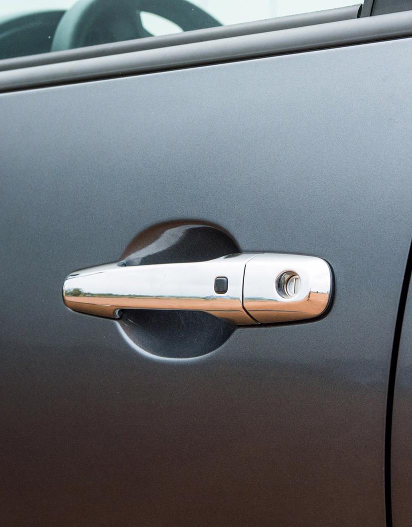 Thiết kế J-Line quen thuộc vẫn được giữ lại. Mitsubishi Triton 2019 sử dụng bộ mâm 18 inch, lốp 265/60. Xe trang bị smartkey, gương chỉnh điện, gập điện tích hợp xi-nhan.