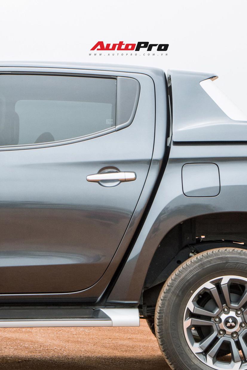 Đ&#226;y l&#224; c&#225;ch Mitsubishi Triton 2019 chi&#234;u dụ kh&#225;ch Việt kh&#244;ng mua Ford Ranger - Ảnh 2