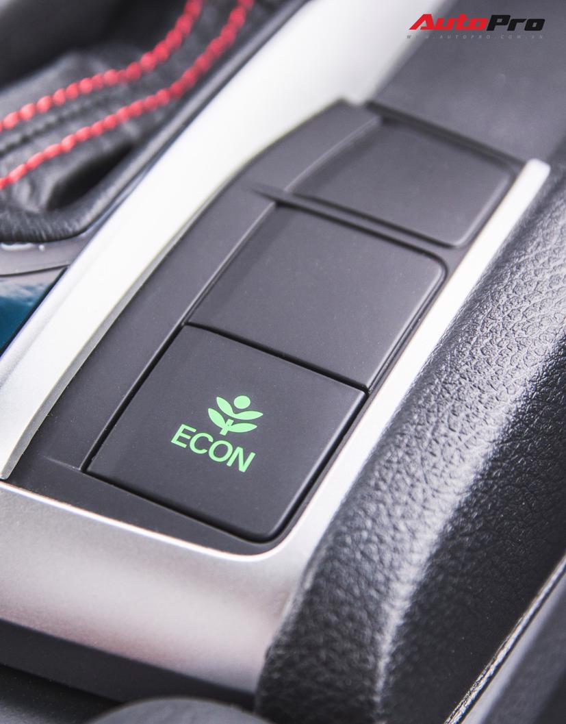 Honda Civic RS 2019 vẫn sở hữu những nút bấm quen thuộc quanh bệ cần số: chế độ Break Hold, phanh tay điện tử và chế độ chạy Econ tiết kiệm nhiên liệu.