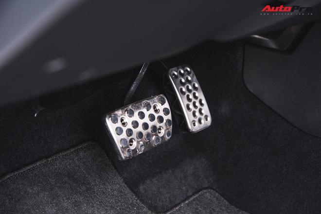 Pedal được bọc kim loại sáng bóng ngay từ khi xuất xưởng.