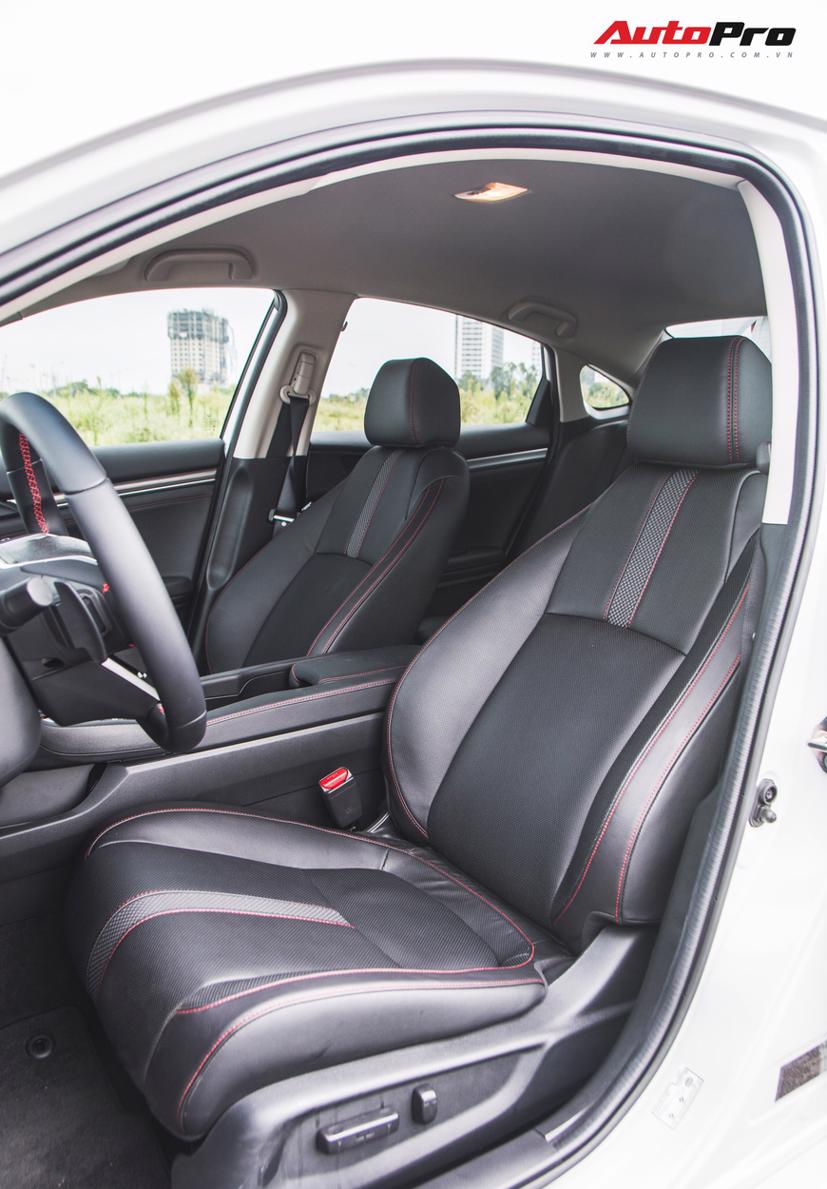 Nội thất của phiên bản RS về tổng thể không khác biệt quá nhiều với phiên bản G tiệm cận. Thay đổi tới từ phần ghế thêu chỉ đỏ và gương xe chống chói tự động.