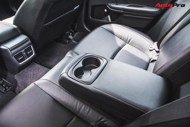 Những tiện nghi đi kèm bao gồm hệ thống cửa gió điều hoà và bệ tì tay tích hợp 2 vị trí đựng cốc.