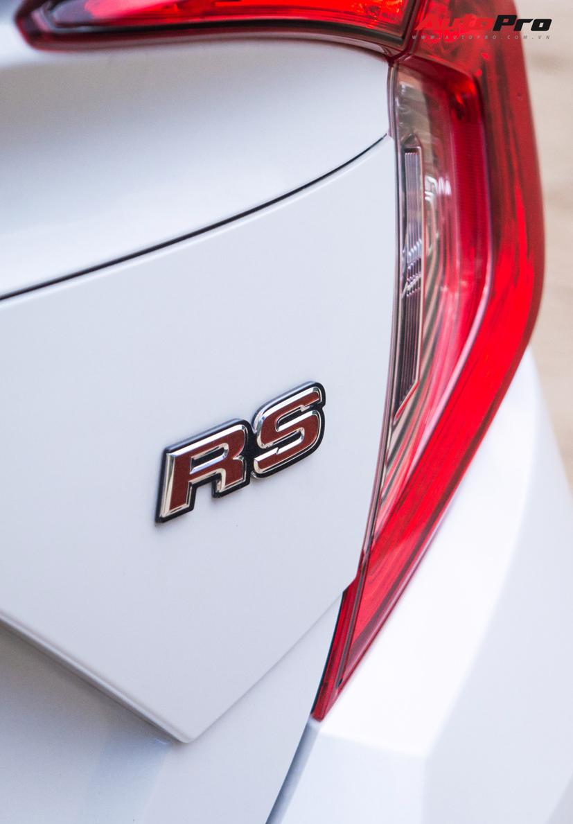 Đuôi xe bắt mắt hơn với việc được bổ sung cách gió tiêu chuẩn, tích hợp đèn phanh LED.