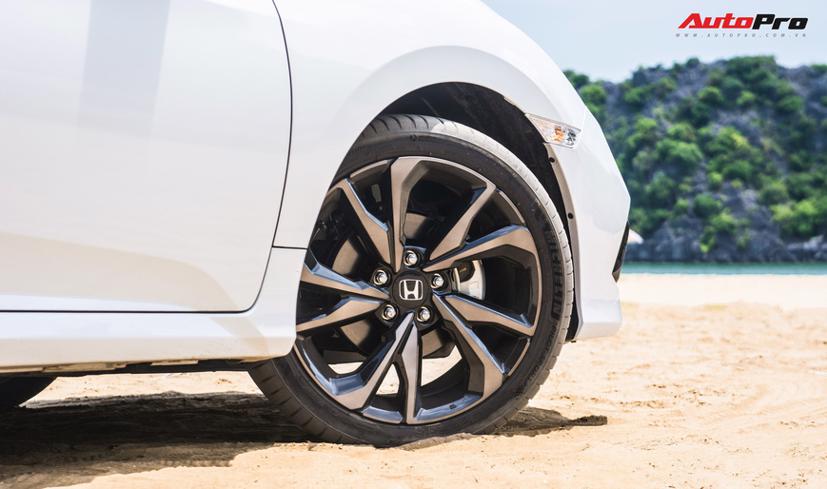 Xe có kích thước dài x rộng x cao lần lượt là 4.648 x 1.799 x 1.416 (mm). Phiên bản RS được ưu ái sử dụng bộ mâm 18 inch có 5 chấu kép màu chì tối.