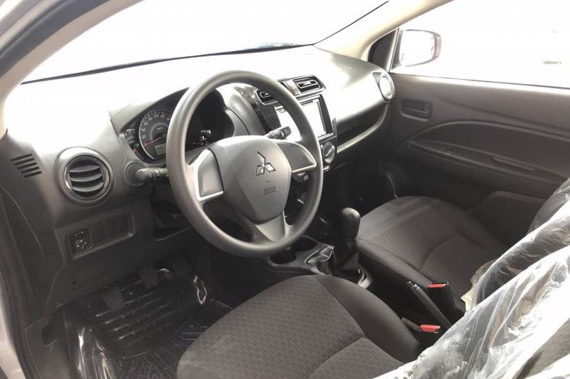 Chiếc Mirage giá 300 triệu đồng có nội thất cơ bản.