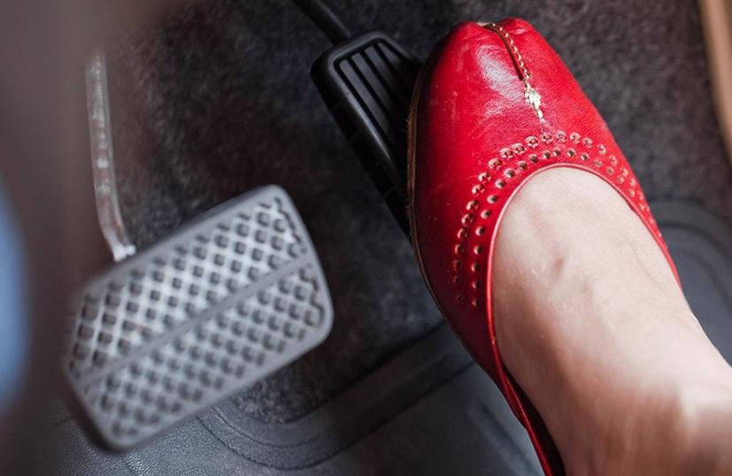 Không nên đi giầy cao gót hay dép khi lái xe