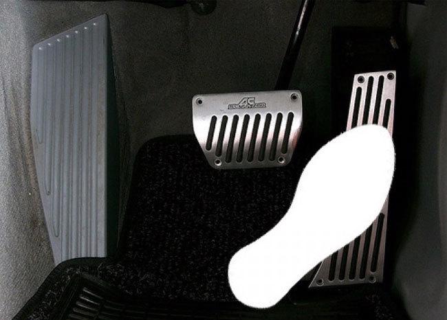 Vị trí để bàn chân đúng nhất khi lái