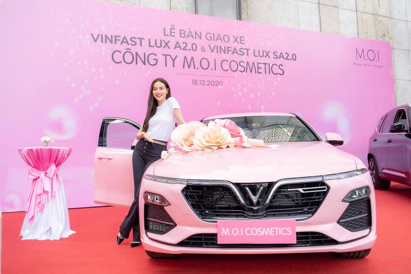 Hồ Ngọc H&#224; mua &quot;đủ bộ&quot; VinFast  Lux A2.0, VinFast Lux SA2.0 v&#224; VinFast Fadil - Ảnh 1