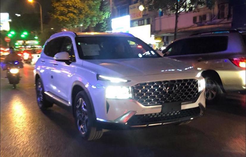 Mới đây, Hyundai Santa Fe 2021 bị bắt gặp đang lăn bánh tại Hà Nội