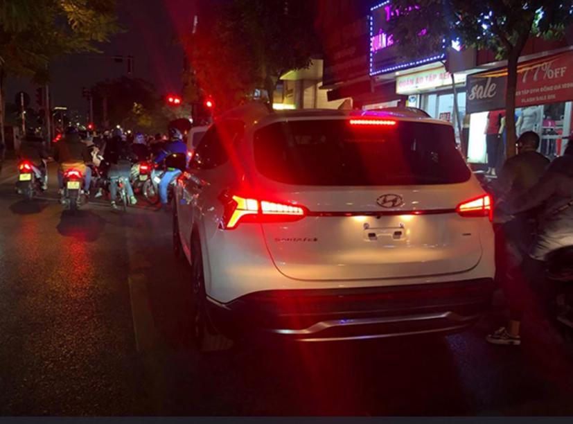 Mới đây, Hyundai Santa Fe 2021 bị bắt gặp đang lăn bánh tại Hà Nội được cho là mẫu xe nhập khẩu để phục vụ cho nhân viên tại Đại sứ quán Hàn Quốc. Ảnh: Autofun
