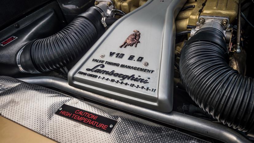 Động cơ V 12 của Diablo được nâng cấp nhiều lần.