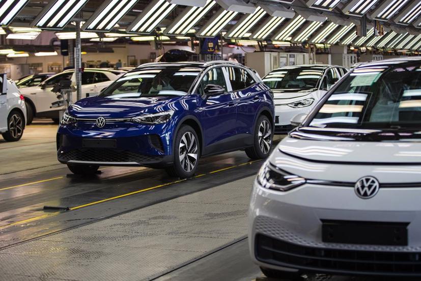 SUV Volkswagen ID.4 (bên phải) và Volkswagen ID.3. Ảnh: Krisztian Bocsi / Bloomberg