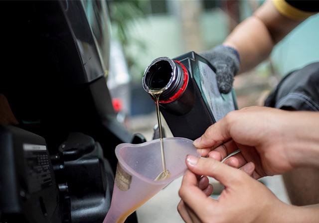 Thay dầu máy định kỳ