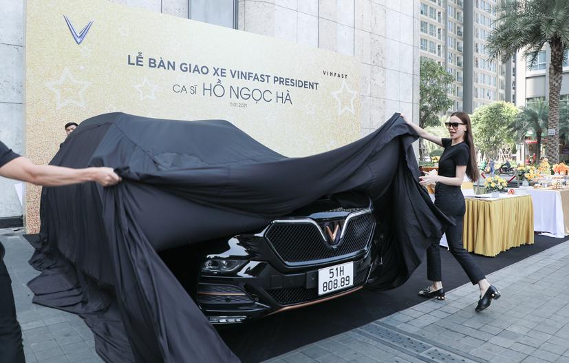 Ca sỹ Hồ Ngọc Hà từng mua xe VinFast President. Nếu mua VinFast President trong thời gian này, khách hàng có thể tiết kiệm gần 300 triệu đồng phí trước bạ.
