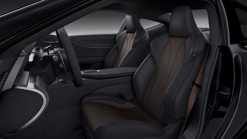 Lexus cũng bổ sung vật liệu da Alcantara và các chi tiết trang trí carbon để tăng tính đặc biệt cho nội thất. Hàng ghế trước của Lexus LC 500 được thiết kế phong cách xe đua, ôm sát người ngồi.