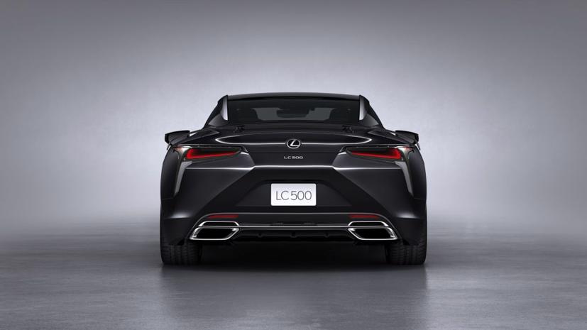 LC 500 Inspiration Series đời 2021 còn gây ấn tượng với cánh lướt gió cỡ lớn phía sau. Trang bị này làm từ vật liệu carbon, giúp cải thiện tính khí động học khi xe vận hành ở tốc độ cao.