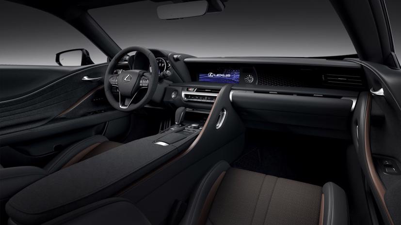 Khoang lái của Lexus LC 500 Inspiration Series giữ nguyên thiết kế thể thao và có tông màu đen chủ đạo. Các mảng màu nâu tạo điểm nhấn xuất hiện ở ghế ngồi, ốp cửa, viền bảng táp-lô và dây an toàn.