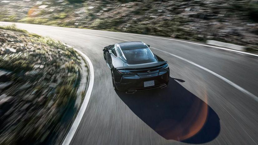 Lexus LC 500 Inspiration Series 2021 có khả năng tăng tốc 0-96 km/h trong 4,4 giây. Vận tốc tối đa khi thử nghiệm trong trường đua đạt hơn 270 km/h.