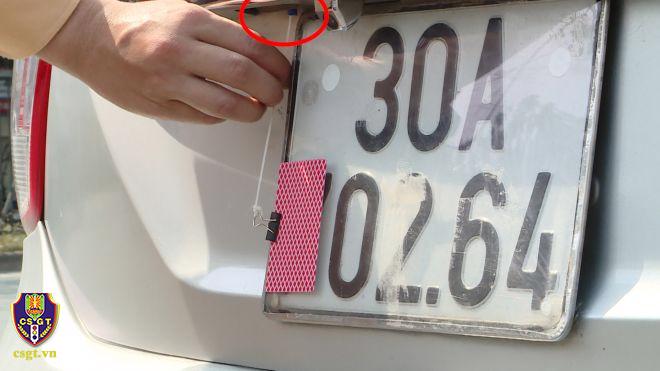 Một tài xế dùng lá bài để che biển số. Nguồn: CSGT.