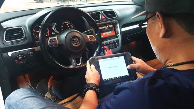 Trên một vài mẫu xe, chỉ cần cắm thiết bị vào cổng OBD là đã có thể thực hiện thao tác tua công-tơ-mét một cách đơn giản. Ảnh minh họa: Thanh Tùng.