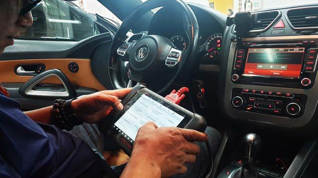 Trên một vài mẫu xe, chỉ cần cắm thiết bị vào cổng OBD là đã có thể thực hiện thao tác tua công-tơ-mét một cách đơn giản. Ảnh minh họa: Thanh Tùng.