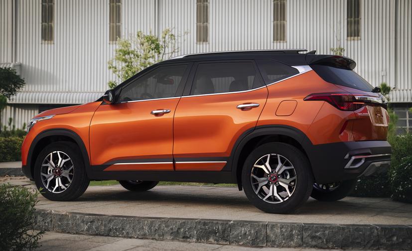 Mẫu xe Kia Seltos gây ấn tượng với thiết kế bên ngoài là sự kết hợp giữa ba yếu tố mạnh mẽ, thể thao và tính công nghệ. Không gian nội thất rộng rãi, tinh tế và nhiều tiện ích.