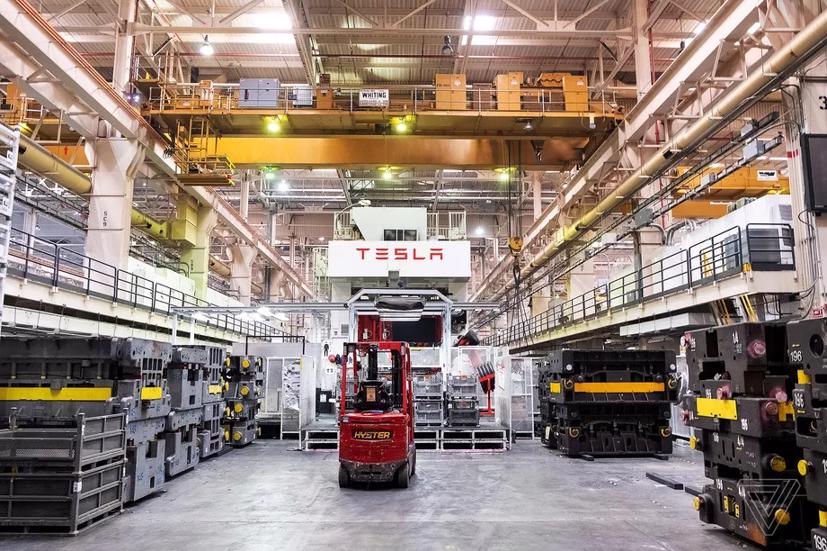 Bên trong nhà máy sản xuất của Tesla tại Mỹ. Ảnh: The Verge.