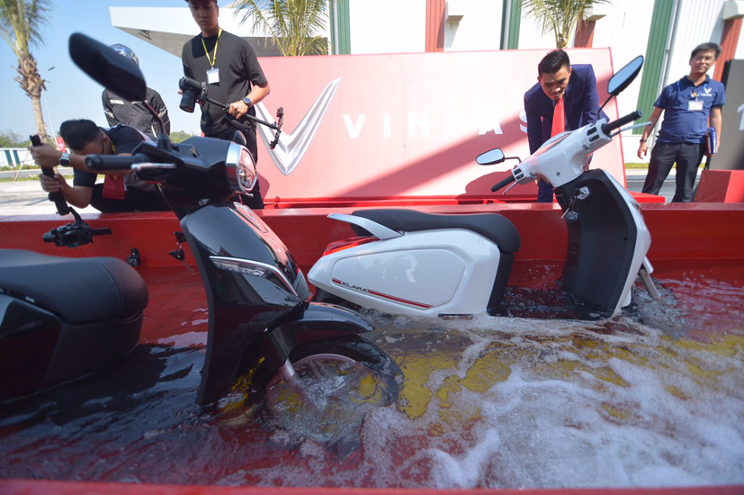 Theo thông tin của công ty, các dòng xe máy điện của VinFast đều đáp ứng tiêu chuẩn chống nước IPX7. Cụ thể, dòng xe Ludo và Impes đạt tiêu chuẩn IP57. Trong khi đó dòng xe Klara S, Feliz và Theon có động cơ đáp ứng tiêu chuẩn IP67.