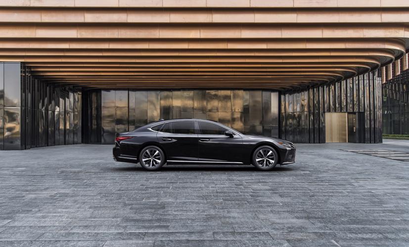 Lexus Việt Nam vừa chính thức giới thiệu mẫu xe hạng sang Lexus LS 500h và LS 500 phiên bản nâng cấp với những thay đổi đáng giá về nội ngoại thất và một số tính năng an toàn.