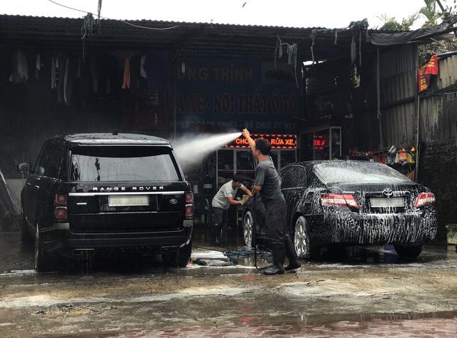 Càng những ngày cuối cùng của năm Canh Tý, dịch vụ rửa xe lại càng sôi động hơn bao giờ hết. Các điểm rửa xe bội thu, kiếm cả chục triệu mỗi ngày.