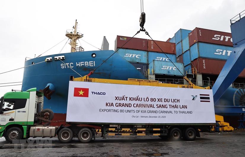 Công ty Cổ phần Ôtô Trường Hải (THACO) xuất khẩu lô 80 xe du lịch Kia Grand Carnival sang Thái Lan. (Ảnh: TTXVN).