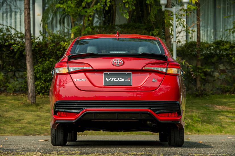 Mức giá của Toyota Vios 2021 giảm nhẹ khoảng 10 triệu đồng, tặng kèm phụ kiện khi được các đại lý bắt đầu mở bán.