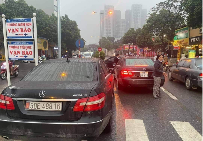 Thông tin về hai xe ô tô Mercedes-Benz cùng đời, cùng biển số lưu thông và “chạm mặt” nhau trên đường phố ở phường Vạn Phúc, quận Hà Đông, Hà Nội đã lan truyền trên mạng xã hội những ngày qua.