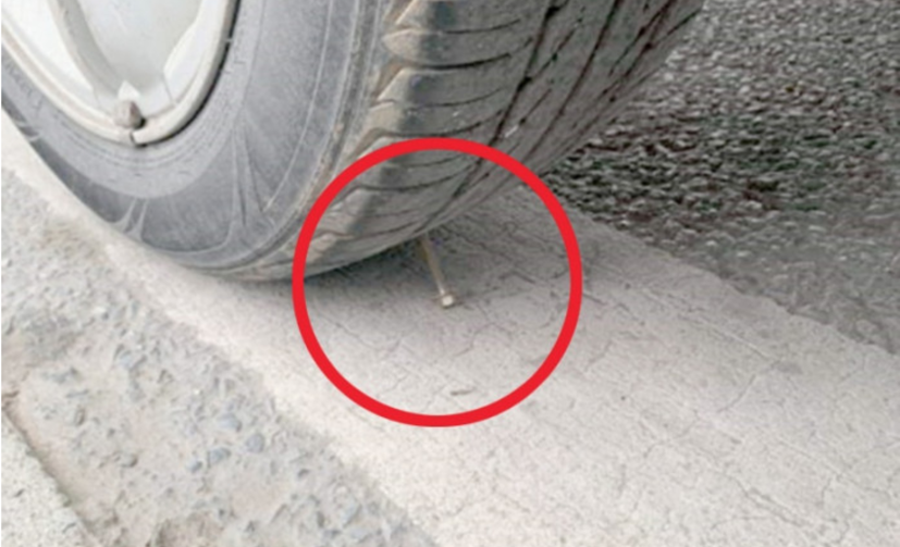 Hình ảnh bánh xe bị dính “đinh tặc” do chủ tài khoản Tăng Quỳnh Trang chia sẻ.