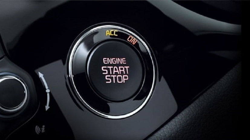 Đối với kiểu xe khởi động không cần chìa khóa, khi xe ở tốc độ dưới 10 km/h, nếu nhấn nút Start/Stop engine, xe sẽ tự động tắt máy dừng lại ngay lập tức.