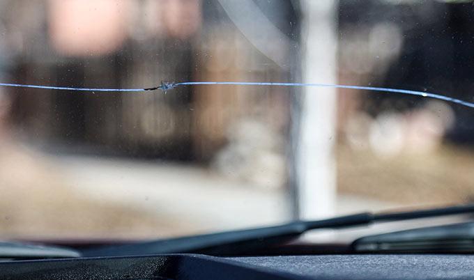 Nứt k&#237;nh chắn gi&#243; tr&#234;n &#244; t&#244;: N&#234;n sửa chữa hay thay thế? - Ảnh 2