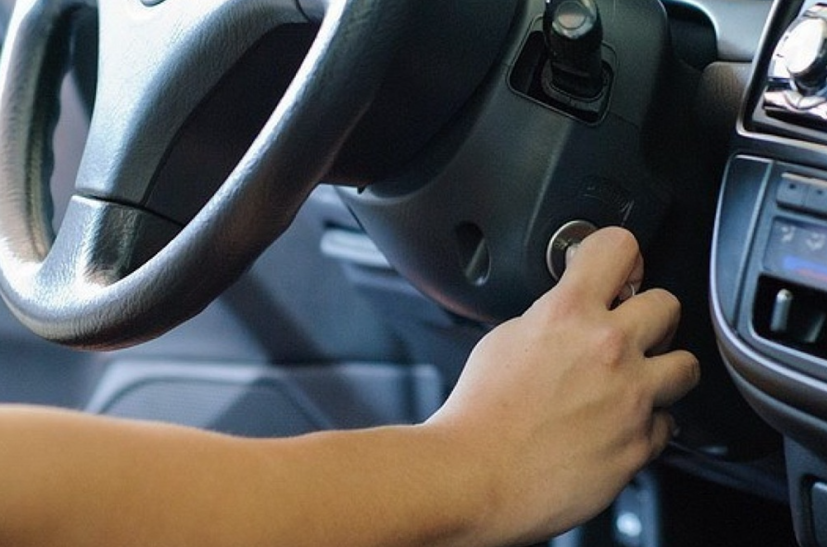 Để đảm bảo an toàn tối đa, bạn nên tắt hẳn máy bằng cách giữ nút Start/Stop trong 3 giây trên những chiếc xe hiện đại, hoặc tắt chìa khoá.