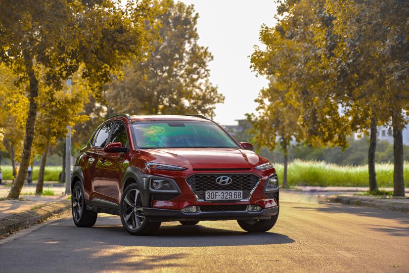 Mẫu xe SUV đô thị Hyundai Kona đang được các đại lý giảm giá tiền mặt từ 30-50 triệu đồng, tùy từng phiên bản.