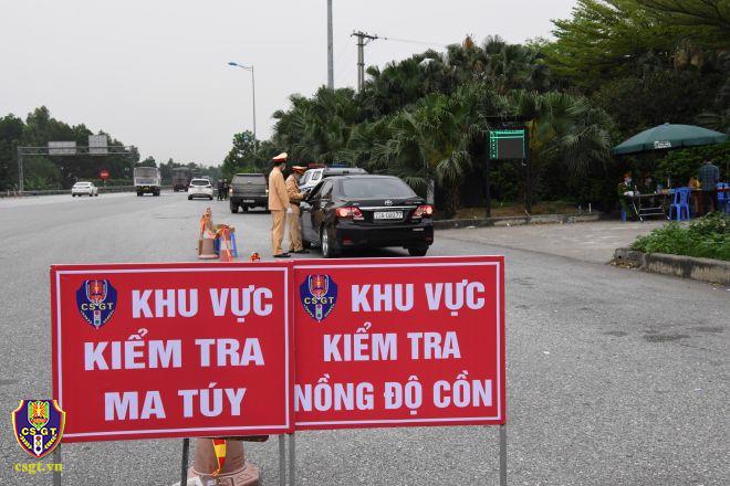 Tổ công tác Đội CSGT số 1 làm nhiệm vụ tại Km6 trên cao tốc Hà Nội – Lào Cai trong đợt cao điểm kiểm tra ma tuý, nồng độ cồn. Nguồn: Cục Cảnh sát giao thông.