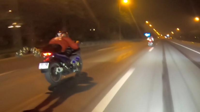 Một số quái xế còn "diễn xiếc" khi nằm ngang trên xe và phóng rất nhanh.