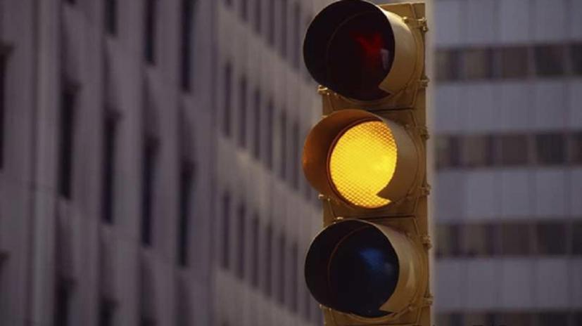 Trường hợp xe đang chạy tới sát ngã tư mà thấy đèn vàng cần chủ động dừng lại trước vạch kẻ.