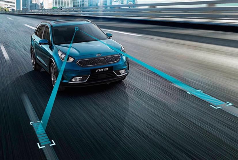 Những lưu ý giúp lái mới giữ ô tô ở chính giữa làn đường - Ảnh 1