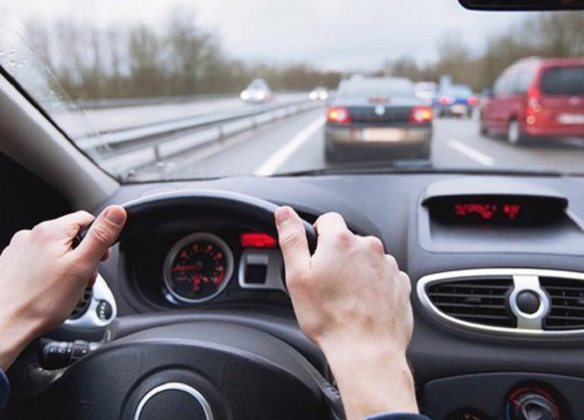 Nếu hai xe "đối đầu" nhau hoặc khác làn, tài xế cần giữ khoảng cách từ 100 - 200m.