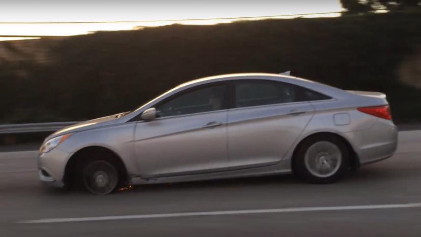 T&#224;i xế v&#244; tư l&#225;i Hyundai Sonata nổ lốp tr&#234;n cao tốc - Ảnh 1