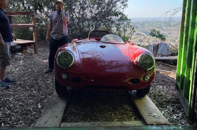 Porsche 550 Spyder cổ vẫn trong tình trạng rất tốt dù không được sử dụng một thời gian rất dài.