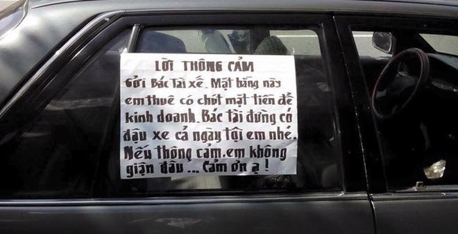 Nhiều tài xế sẵn sàng đỗ xe ô tô chắn ngay trước cửa nhà dân.