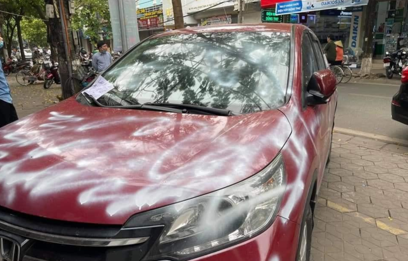 Hình ảnh chiếc ô tô bị xịt sơn ở Hải Phòng đang được lan truyền với tốc độ chóng mặt.